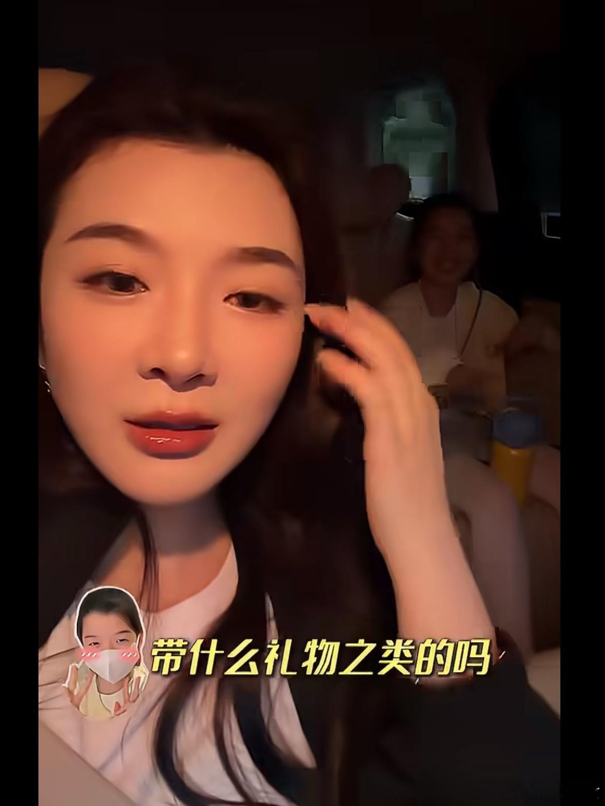 吴雅婷带儿女追星小酒窝吴雅婷带儿女追星小酒窝这段太好笑了！姐弟俩没见到偶像之前兴