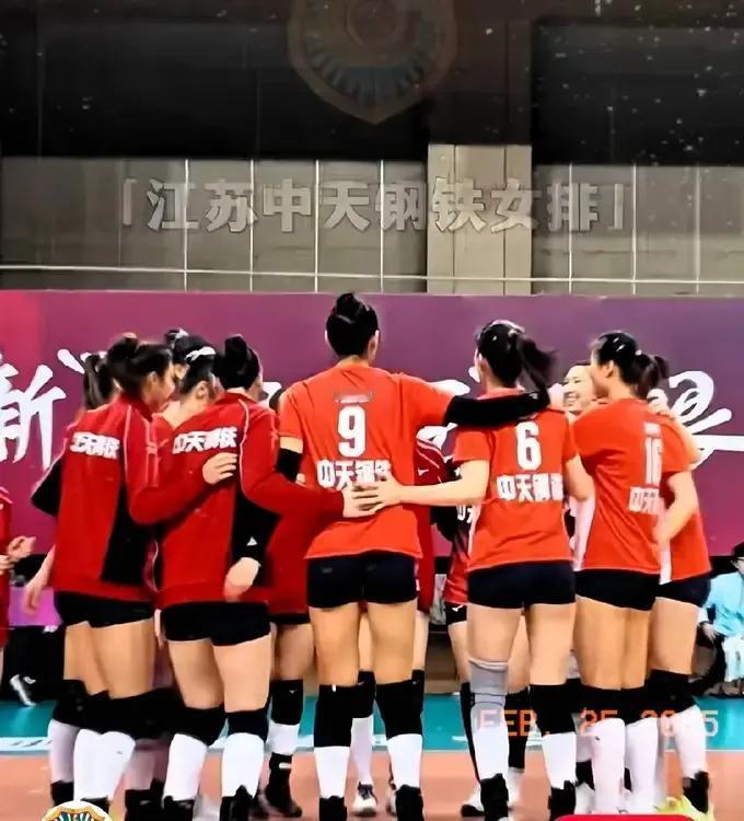 🏐[加油][玫瑰]江苏女排决胜时刻，奋力一击，终夺胜利！队员们欢呼雀跃，相拥而