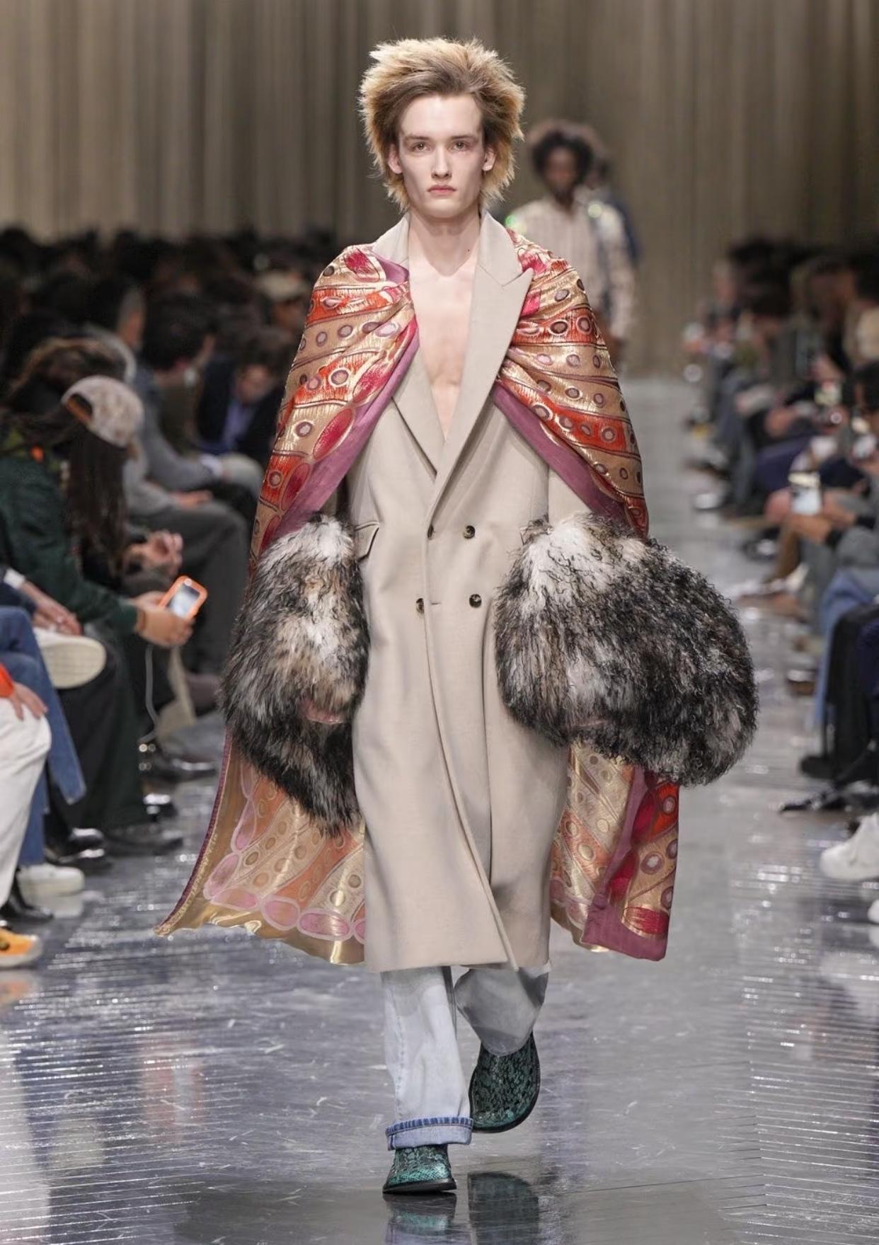 这是最近dior的男装秀，有点犀利哥的意思了用吉利的一款车来概括挺合适：豪情