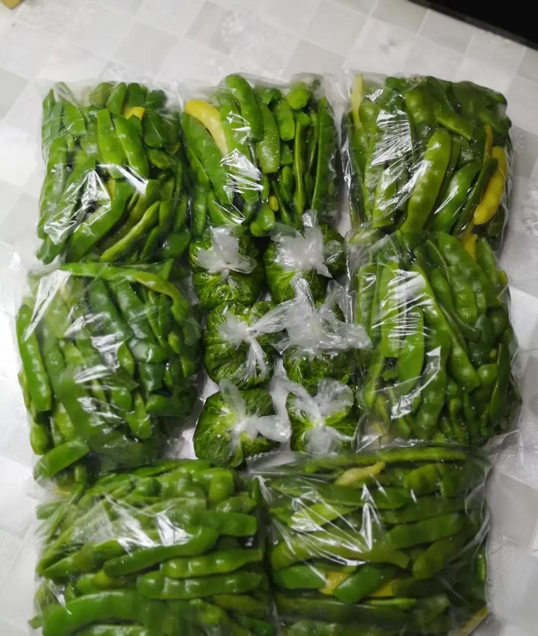 清理冰箱翻出速冻豆角，我给邻居送过去，邻居无情的拒绝了我去年秋天我冻的豆角