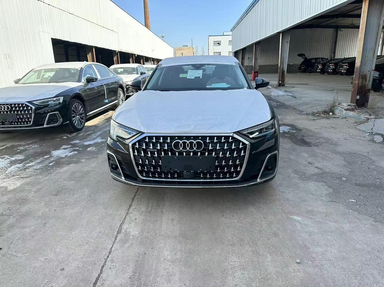 奥迪A8L2025款50TFSIquattro臻选型，黑外棕内这搭配绝了。