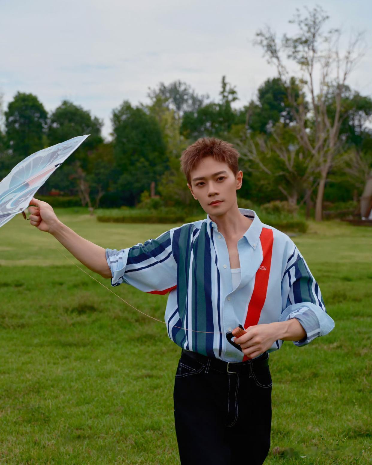 1.苗圃老公是身家数十亿的富豪陈义红，两人相差19岁，婚后生了一对龙凤胎。2.曹