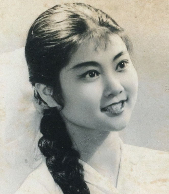 1978年，上海知青李亚茹在百般纠结之下，掰开了三岁女儿的手，随后泪流满面踏上了