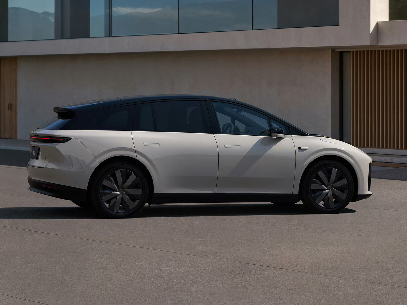 其实大家应该不会分不清理想i6和理想i8吧？i6看起来像鲨鱼，车身更低矮，车尾突