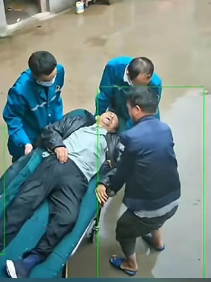 男子回看父亲生前最后一幕！父亲刚走进大门没几步，突然用手捂着左胸