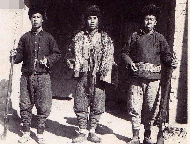 1943年冀东300名八路军被鬼子包围，一名老者从驴背上跳下来，手拿一把“英七七
