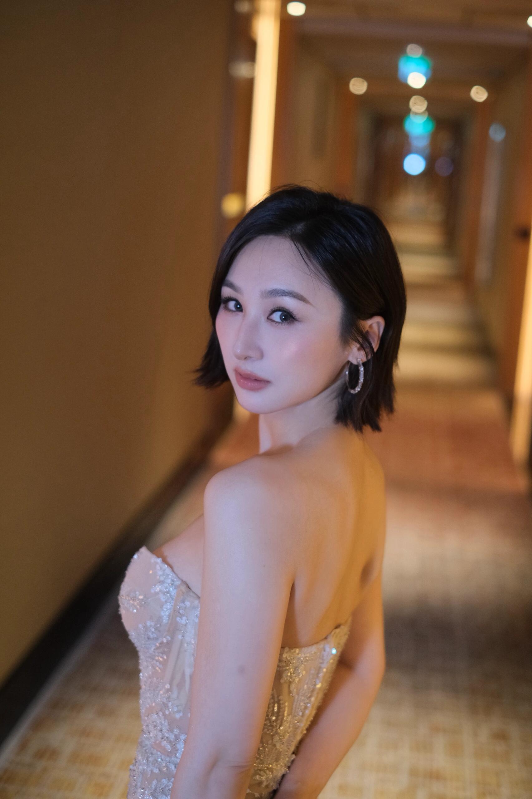 高海宁白玉兰红毯造型，这姐姐身材好棒