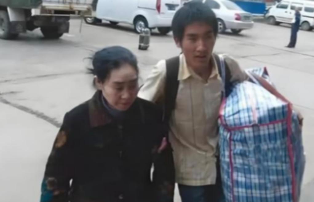 2008年，山东一大一新生背着自己患有精神病的母亲，足足走了2000多公里来到学