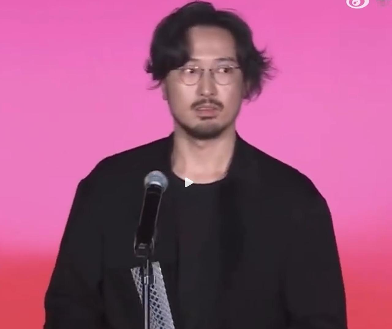 发现了吗？王传君在电影节拿奖的时候，全程就没有笑过，尽管他拿了最佳男主角，但