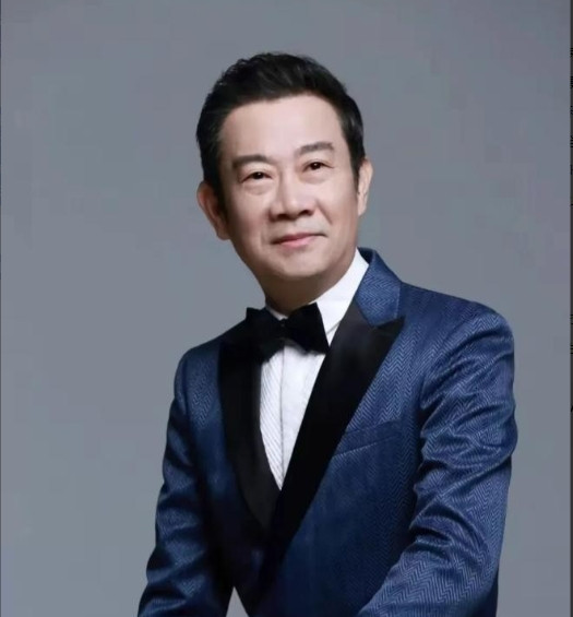 1990年，央视主持人赵保乐被借调到北京。为了省钱，他和妻子睡在汽车配件仓库里。