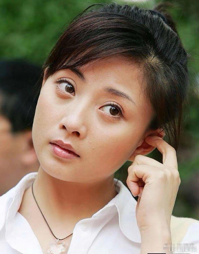 年轻时期的殷桃颜值堪称天花板，五官灵动精致，满脸胶原蛋白，自带华贵气质，一眼就让