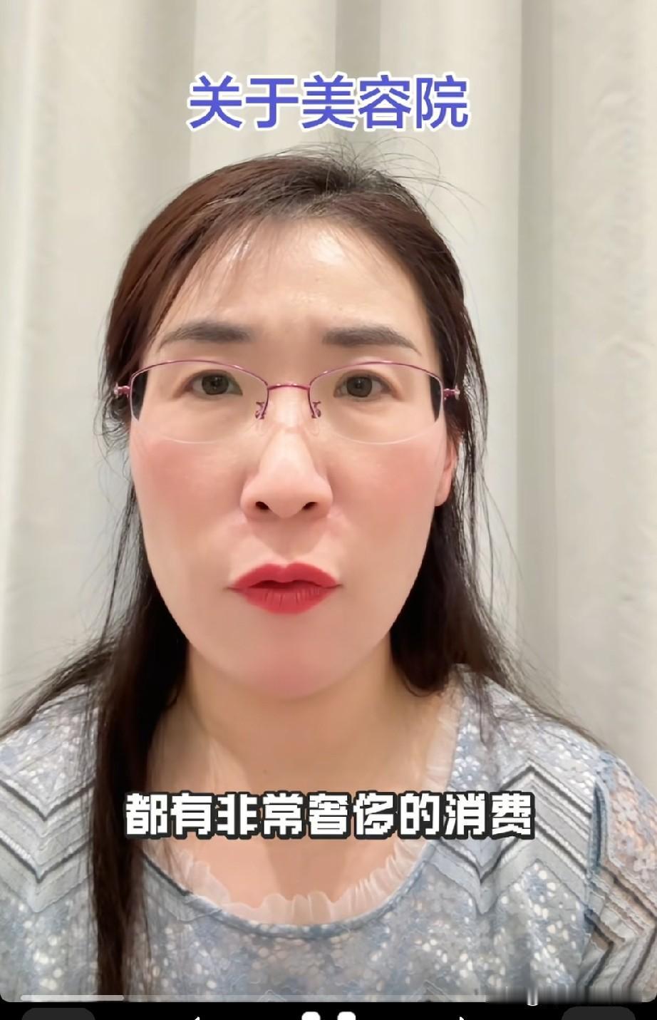 朱女士还挺可爱的，她戳戳自己的鼻子，扯扯她的脸，向网友们证明，我没有做过整容手术