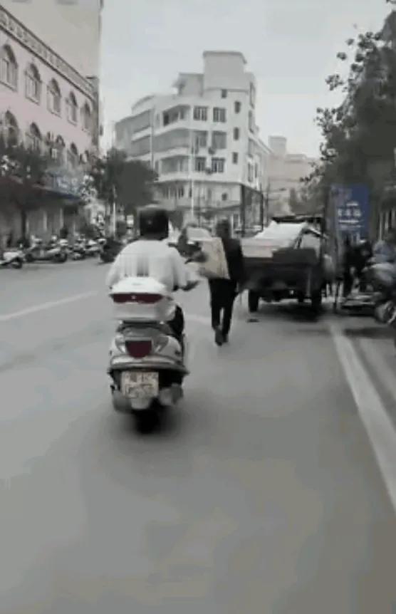 看到视频那一刻，说实话，我拳头都攥紧了。广东高州石鼓镇，一个拾荒老人背着袋子