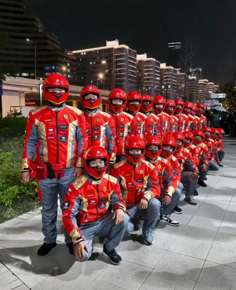 继淘宝闪购换了赛车版工服后，京东外卖也连夜更换了外卖工服。以后的小哥们都是一