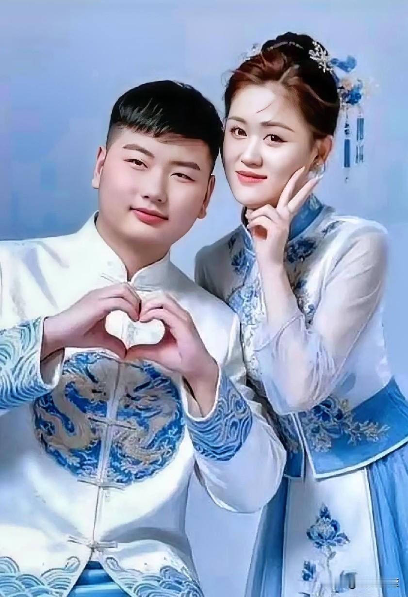大衣哥儿子儿媳的艺术照太惊艳了！刚流出就上了乡村娱乐热搜。以前朱小伟身形臃肿