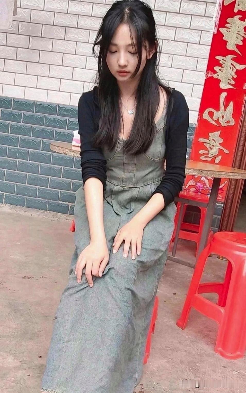 这是媒人给二舅姥家的小表弟介绍相亲的对象；虽然小表弟第一眼就深深相中了；可转头又