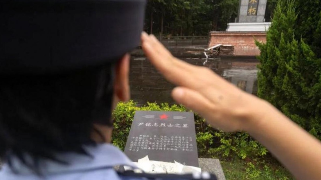 踩墓碑、比“手枪”、晒朋友圈，李某获刑7个月！英烈尊严岂是你能随便踩的：道歉加刑责，一样都躲不掉！不