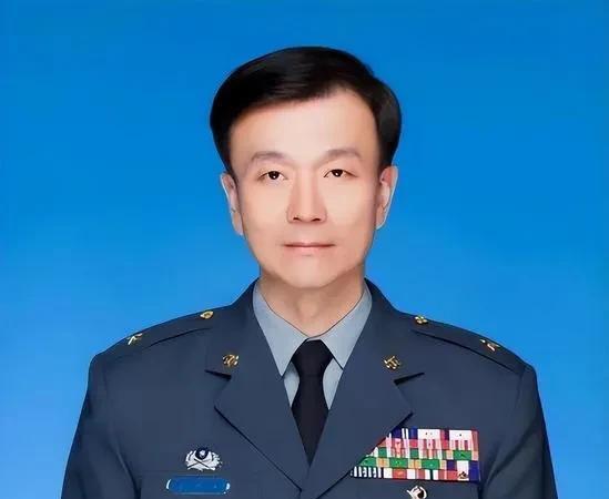 于北辰这哥们儿如果你不买上一张戏票去故意看他，其实看起来也挺正常的，你怎么看他都