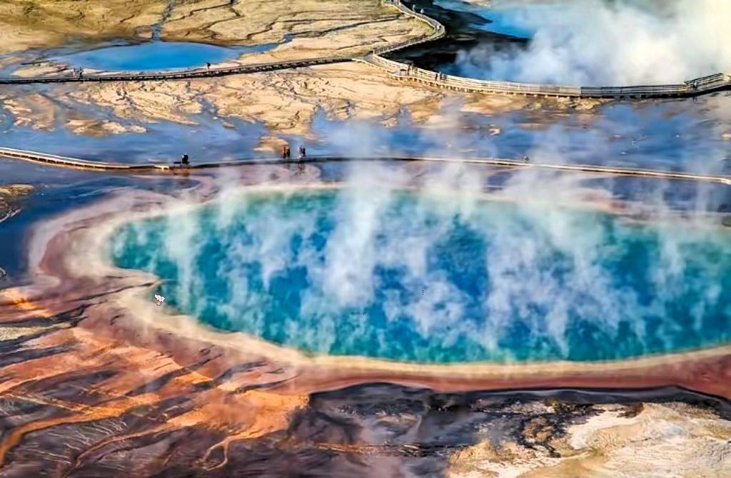 半夜三点睡不着，收到一条私信。​​"哥，我欠了四十万，想死。"​​我打了七个