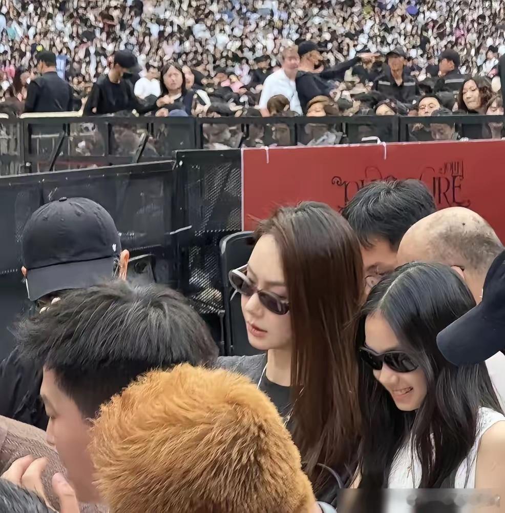 戚薇女儿Lucky，再也不是那个迷你版戚薇了那股清冷劲儿，跟小时候判若两人啦