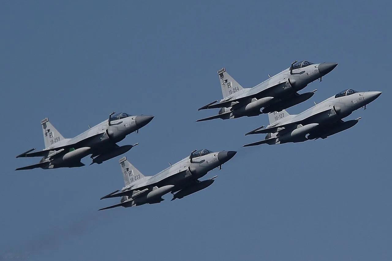 阿联酋着急了！4月12号，巴基斯坦的飞机抵达沙特后，阿联酋坐不住了，紧接着发