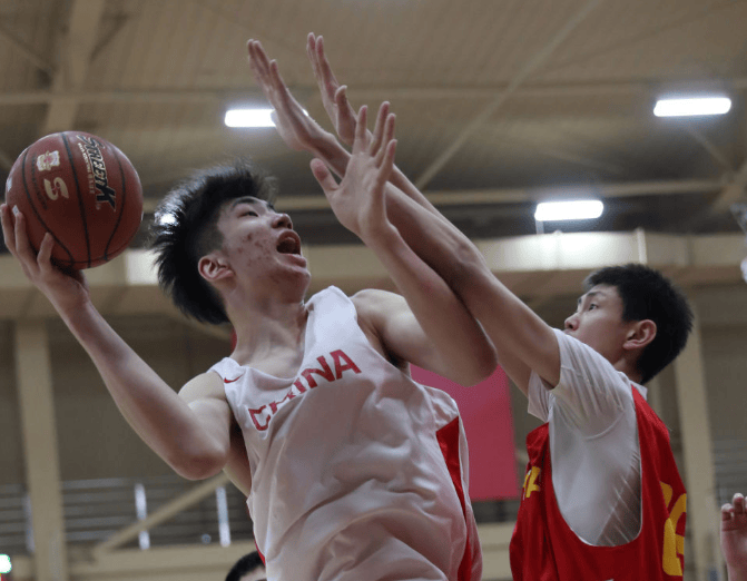 余嘉豪: 留在CBA待遇会比西甲更好, 但这不是钱的事
