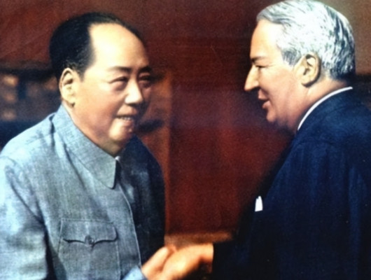 1974年5月25日，毛泽东在中南海住处会见英国前首相希思，周恩来、邓小平在座。