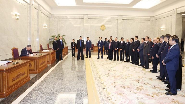 都不签字，齐刷刷看苏林签字，苏林率领潘文江、梁三光和阮维玉等要员前往朝鲜锦绣山太