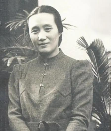 1925年，连生4女的董竹君，为圆丈夫儿子梦，冒死怀第5胎。她肚大肥圆，爱吃辣椒