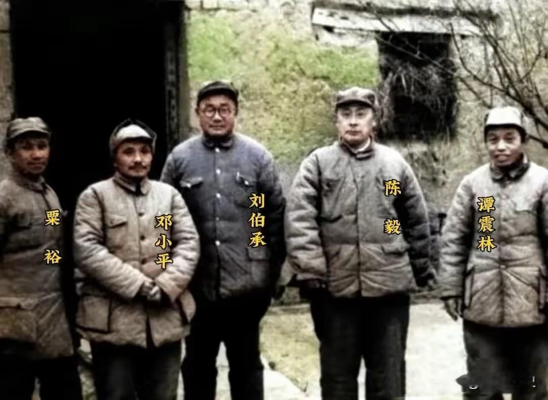 淮海战役总前委珍贵合影：茅草屋前的决胜瞬间这张珍贵的合影拍摄于1948年，地