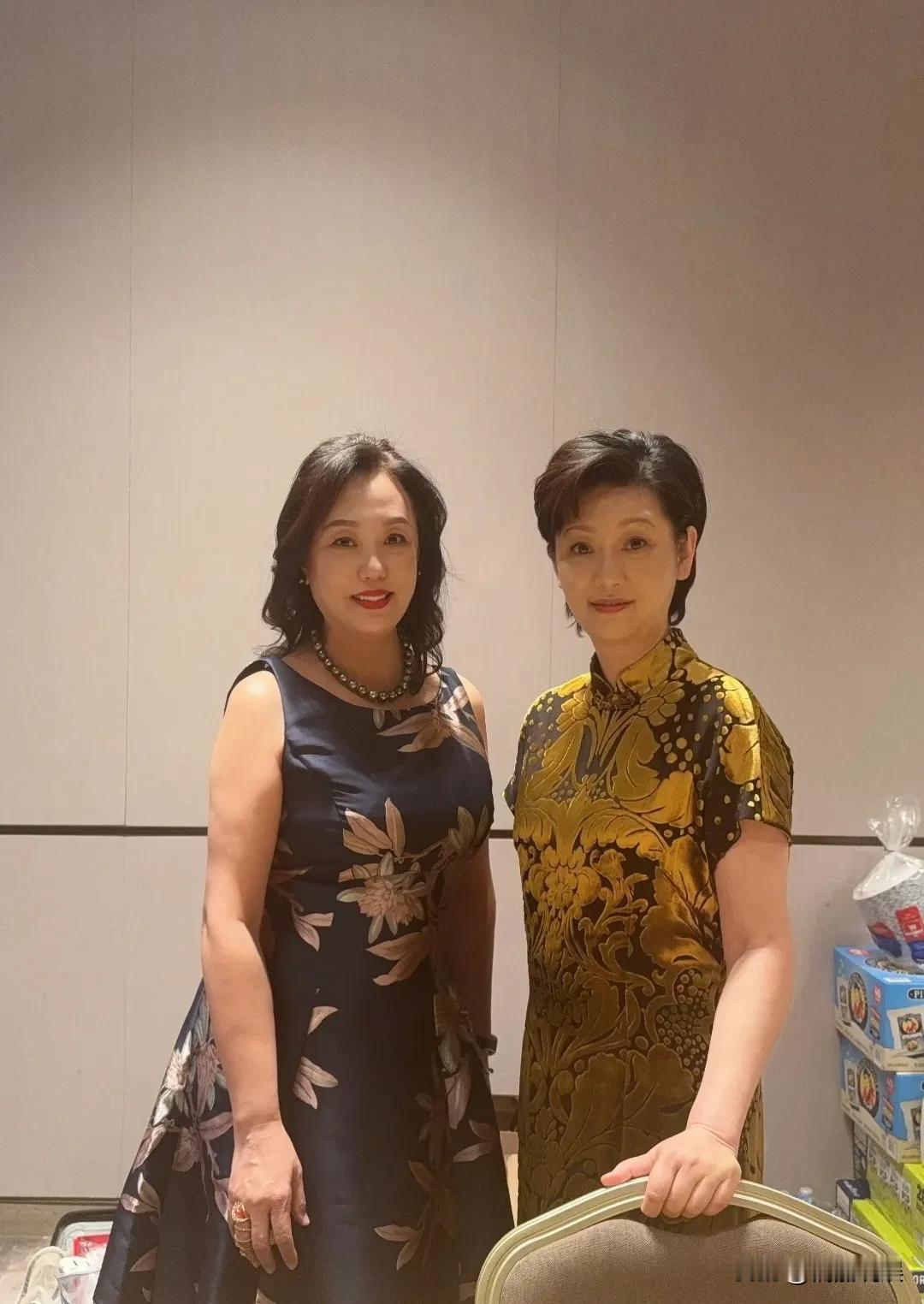 我发现，这人啊老了，穿搭还是保守点好看！徐帆和歌手陈红现身美国出席活动，徐帆一