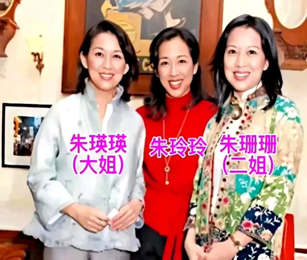 港姐富太太朱玲玲姐妹像三胞胎，都很漂亮，如果非得排号的话，朱玲玲排在最后。虽