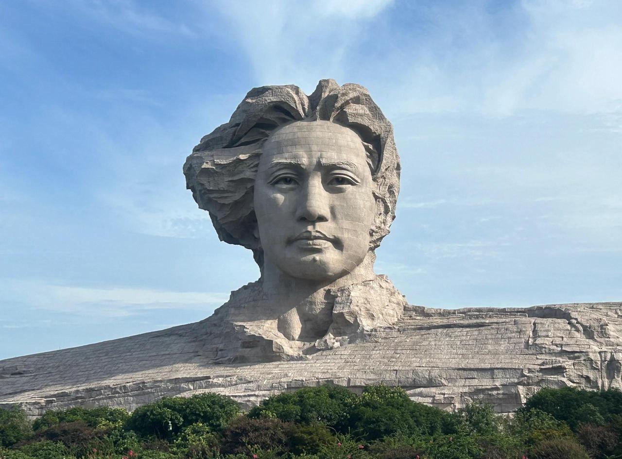 长沙橘子洲巨型毛主席雕像刚落成，一封信直送市长信箱：32岁的青年毛泽东下巴上根本