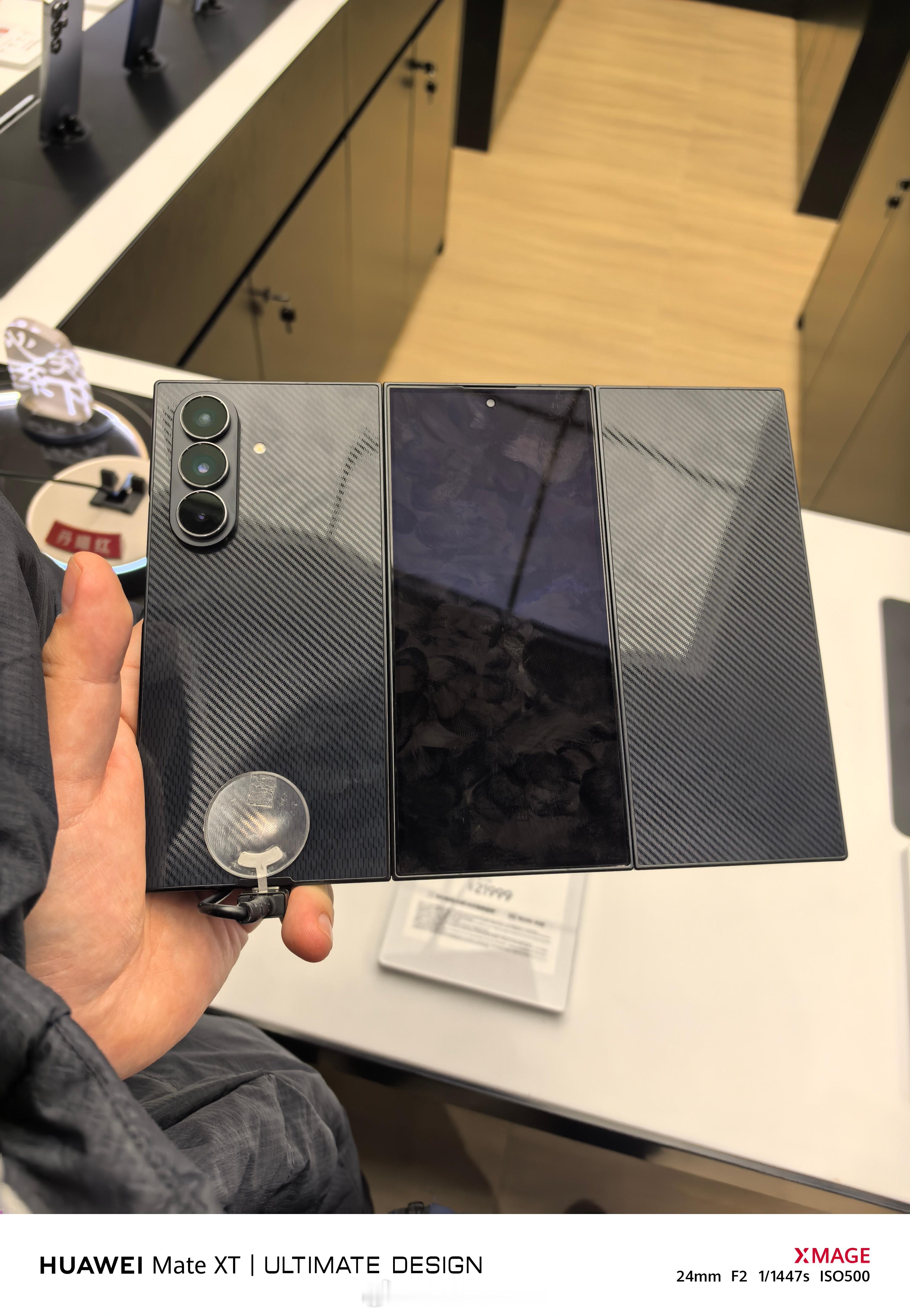 三星的折叠屏是真的超级无敌精致。尤其合并起来严时，外框严丝合缝的并在一起，太有感