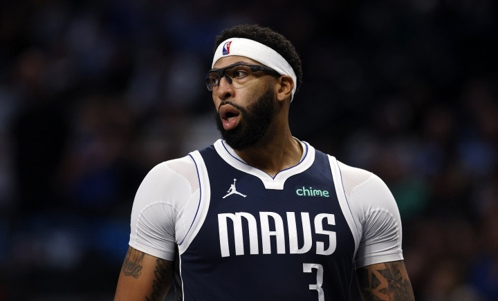 来自ESPN名记、独行侠记者TimMacMahon的消息，独行侠乐意将浓眉交易