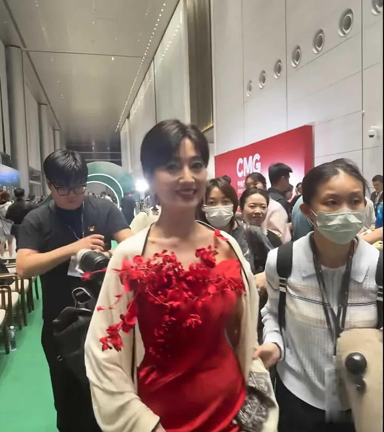 你敢相信这是72岁的赵雅芝吗？虽早已过古稀之年，但身上的肌肤神态依旧舒展柔和，依