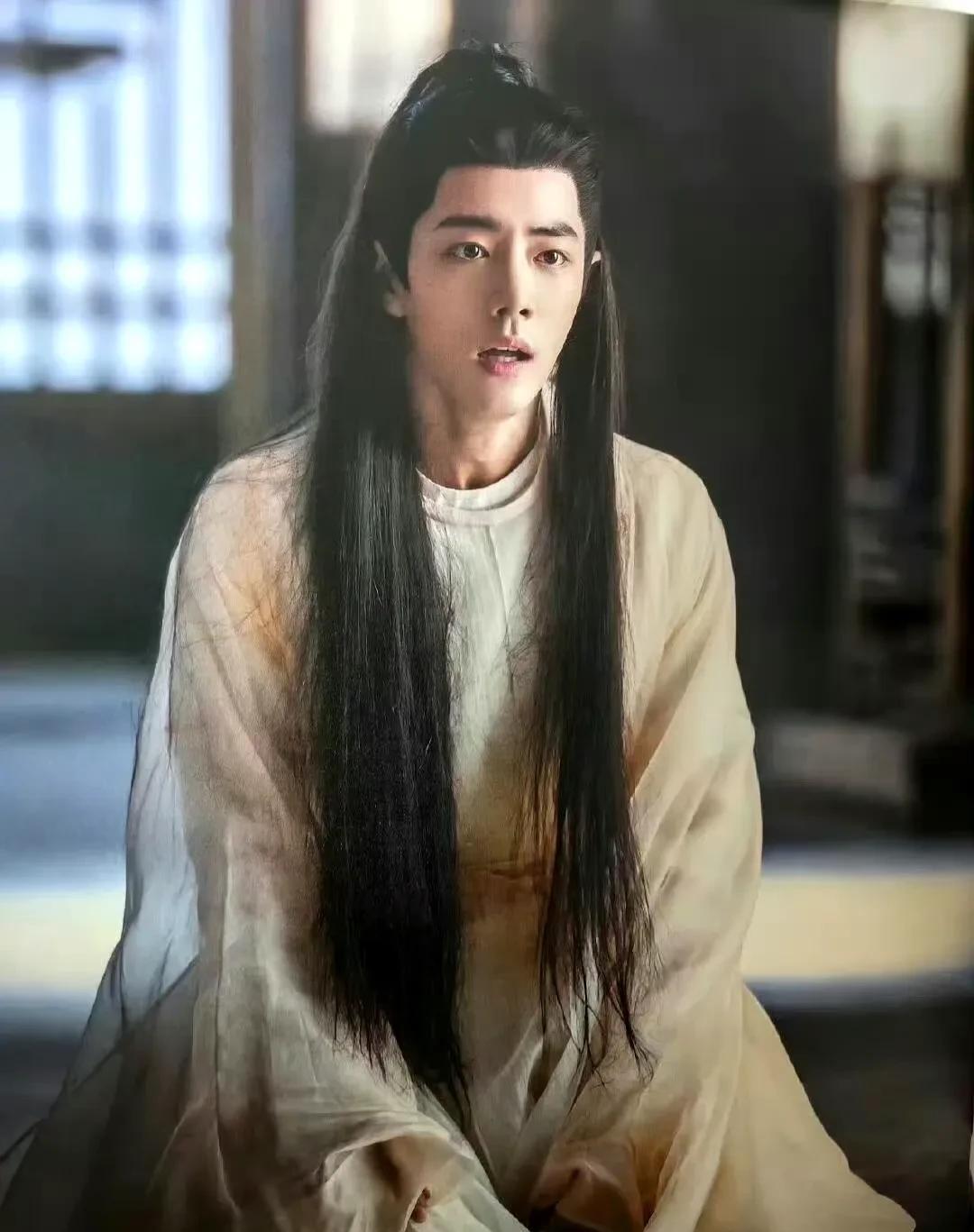 有人问藏海传为啥不给肖战设计披发造型？放两张玉骨遥肖战披发下跪的剧照你就懂了。
