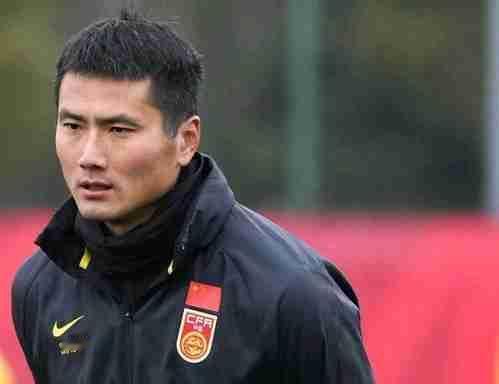 曾驰骋绿茵的“金左脚”邵佳一，如今以新任国足主帅的身份再次走入公众视野。他坦