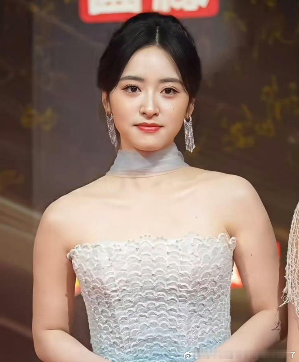 粗腰粗胳膊都还在，精修P身材程度其实还好