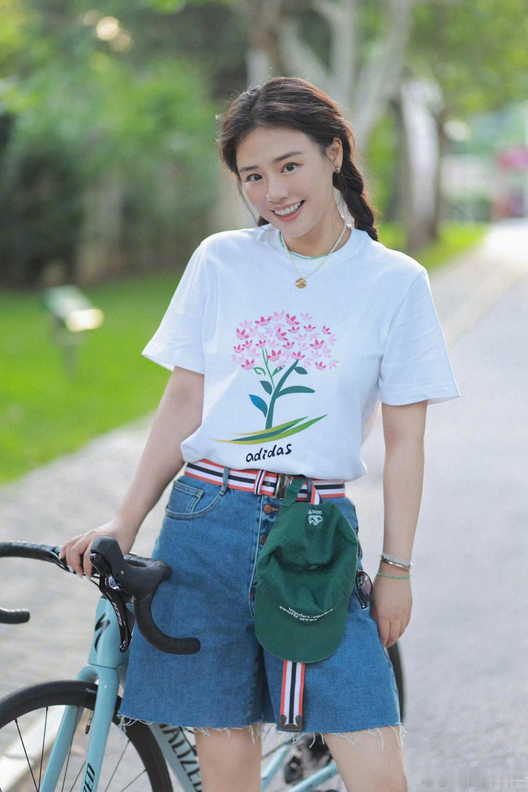 马思纯在落叶上写秋天落叶诗人上线！马思纯在落叶上写秋天，用秋日哲思感受秋天，每一