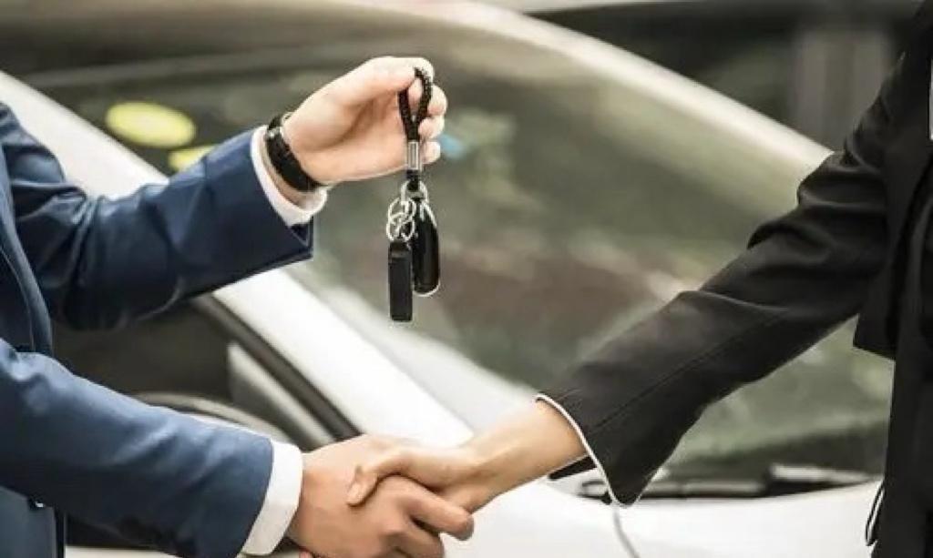 邻居儿子掏四十万提了辆新车，结果车胎灰厚得能写字，天天在车位里当镇宅神兽。邻居