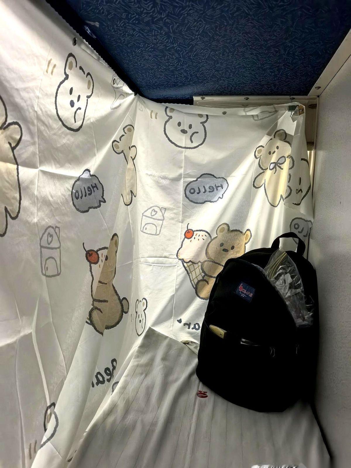 一个沉甸甸的行李包毫无预兆地坠了下来，“咚”的一声，正中下铺女孩的脚背。女孩疼