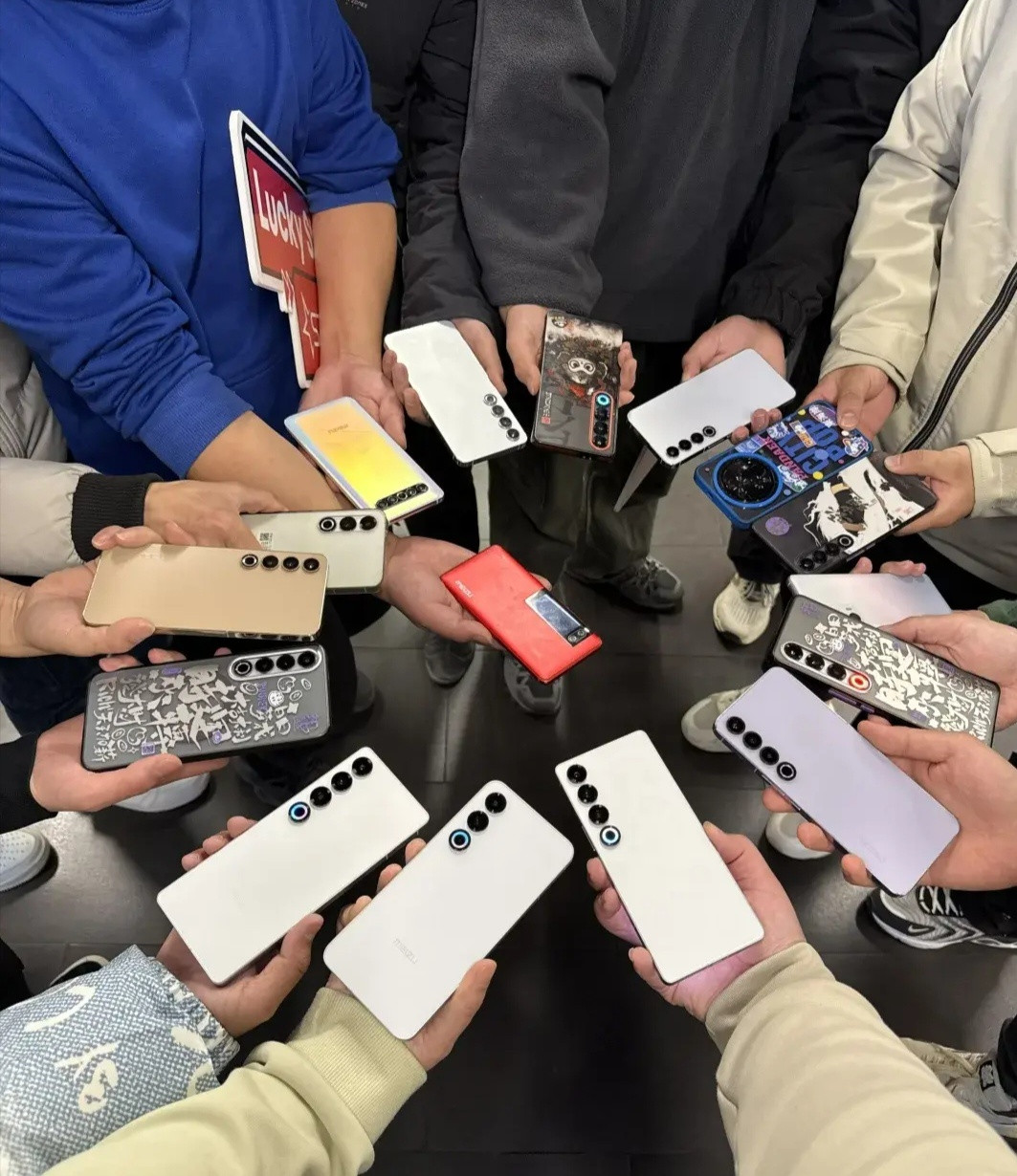在一起晒手机是为了什么？拿到了流量密码吗？不，他们为魅族[捂脸哭]​​​