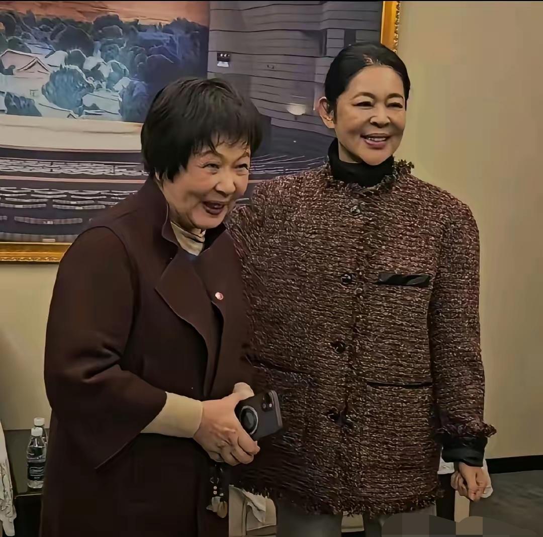 菜市场里，那个认真挑拣西红柿的背影让我愣了几秒。蓝布衫，灰白短发，侧脸有几分说