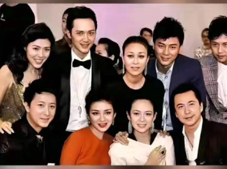 这张十多年前的合影里，穿橙色衣服的正是黄奕，她站在章子怡左侧，笑容明艳，当时正值