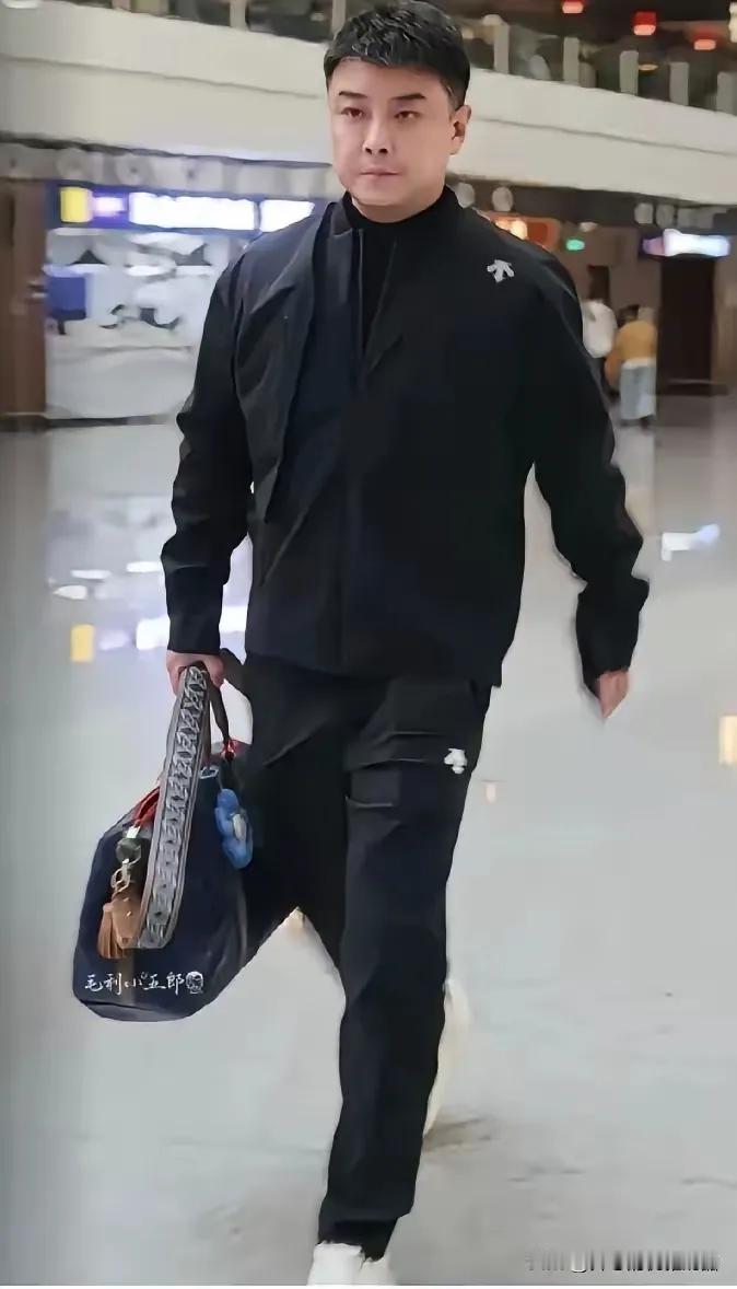 国乒出征队伍里的王皓也太亮眼了！状态在线、意气风发的模样，直接坐实竞聘成功留任男