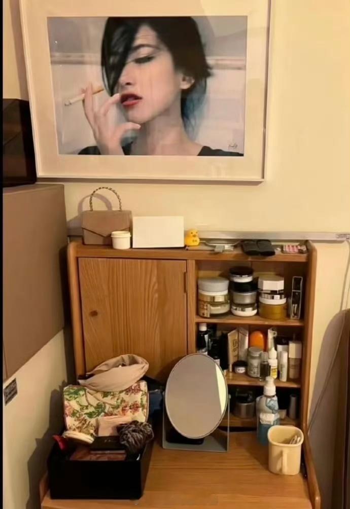 朱珠老公晒出朱珠的化妆台，这也太小了吧，想象不了这是女明星的化妆台​​​