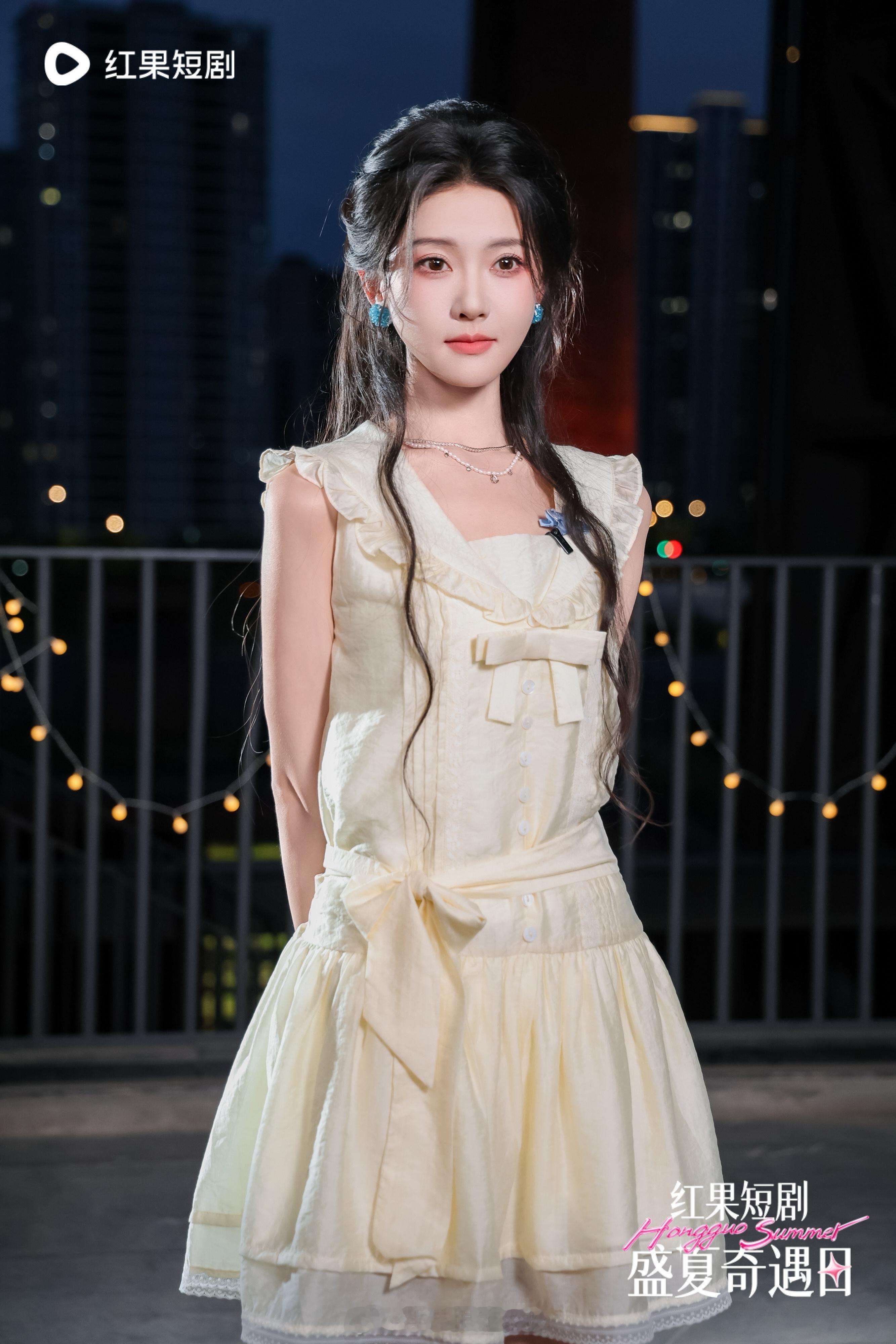 短人的盛夏奇遇天呐一个蹲短剧圈夏日团建的小女孩终于等到了果子盛夏奇遇日的第一波