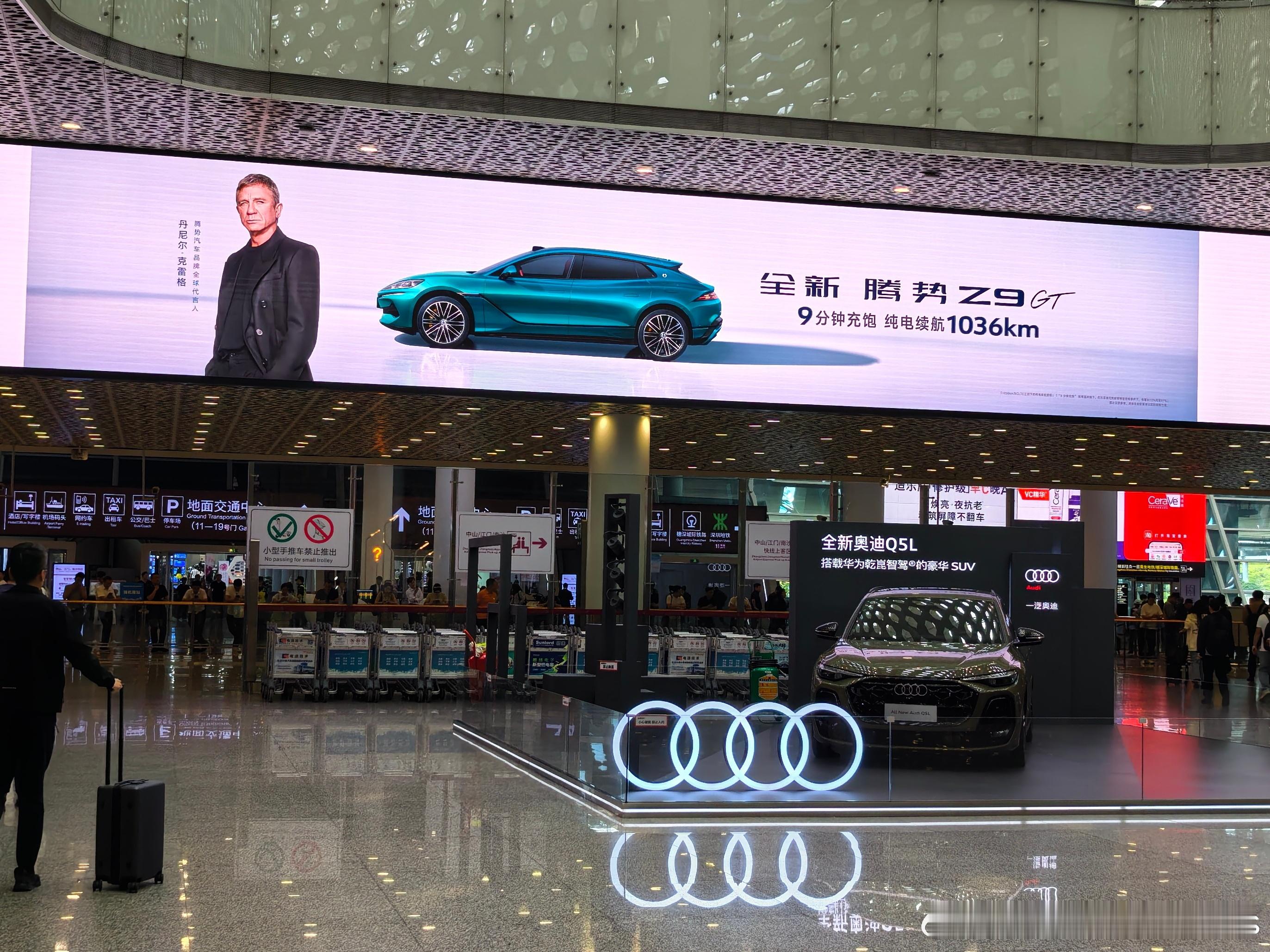 看了这么多腾势的机场展牌，还是深圳大本营这一个最有节目效果大v聊车深圳·深圳宝