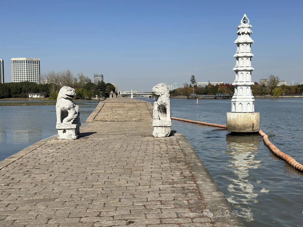 苏州宝带桥，静谧的湖面倒映着宁静的时光。